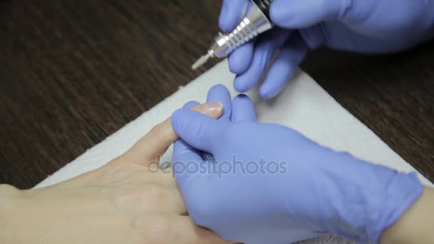 Receiving cuticle removing procedure with nail tools in nails saloon — Stock Video