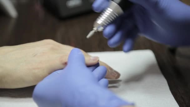 Получение процедуры удаления кутикулы с помощью ногтевых инструментов в салоне ногтей — стоковое видео