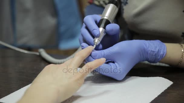 Receiving cuticle removing procedure with nail tools in nails saloon — Stock Video