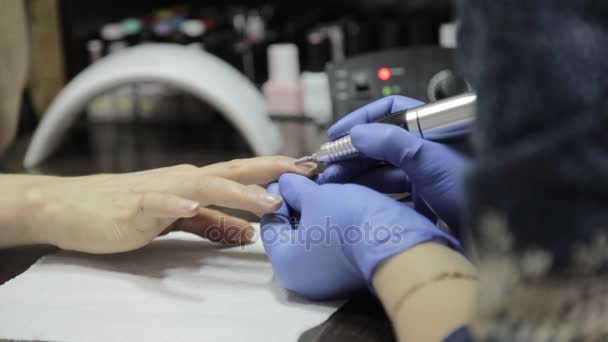 Procédure de retrait des cuticules réceptrices avec des outils à ongles dans le salon des ongles — Video