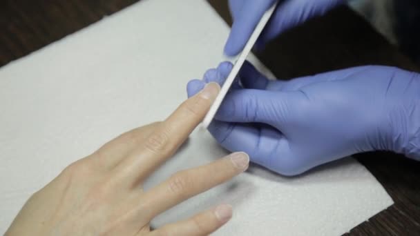 Arkivering och hand nagelvård. Kvinna händer får en manikyr i skönhetssalong. — Stockvideo