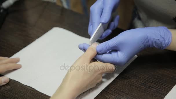 Arkivering och hand nagelvård. Kvinna händer får en manikyr i skönhetssalong. — Stockvideo