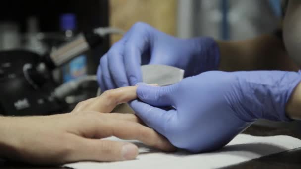 Limatura delle unghie e cura delle mani. Le mani di donna che ricevono una manicure in salone di bellezza . — Video Stock