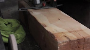 Atölye işçi ahşap Testere makinesi kullanın. ahşap testere ile kesme