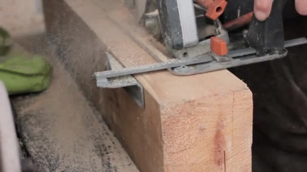 Los trabajadores del taller utilizan la máquina de sierra de madera. aserrado de madera — Vídeos de Stock