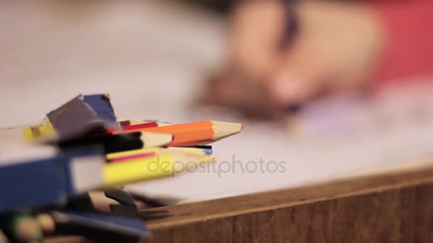 鉛筆でクローズ アップ子供手。紙に色鉛筆で子を描画します. — ストック動画