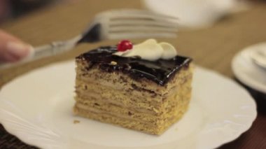 Kadın pasta Cafe dilimden kesip. Kesme pasta çatal ile