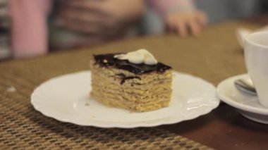 Kadın pasta Cafe dilimden kesip. Kesme pasta çatal ile