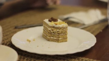 Kadın pasta Cafe dilimden kesip. Kesme pasta çatal ile