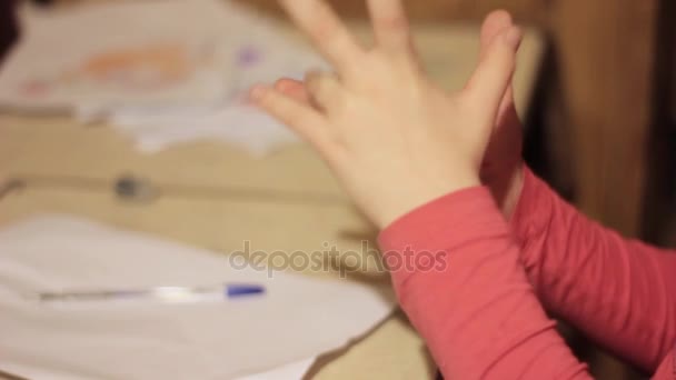 Дитина вчиться рахувати, тонко вивчати майбутнє яскраве покоління. крупним планом дитячі руки — стокове відео