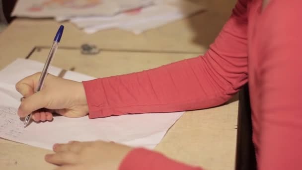 Kind leert te tellen, delicate leren toekomstige heldere generatie. Close-up baby handen — Stockvideo