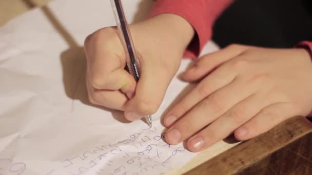 Kind lernt zu zählen, zartes Lernen zukünftige helle Generation. Close-up Babyhände — Stockvideo