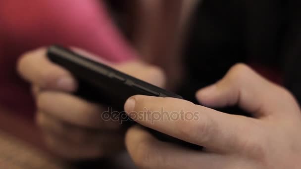 Primer plano niño manos con un teléfono, adolescente usando su teléfono inteligente para jugar — Vídeo de stock