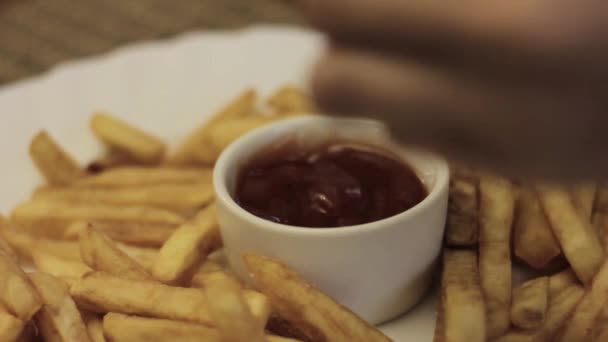 Frans fry dompelen in klein kopje ketchup — Stockvideo