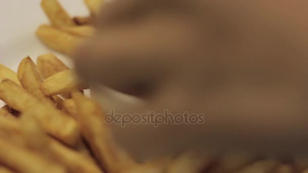 Patates kızartması küçük ketçap fincan daldırma — Stok video