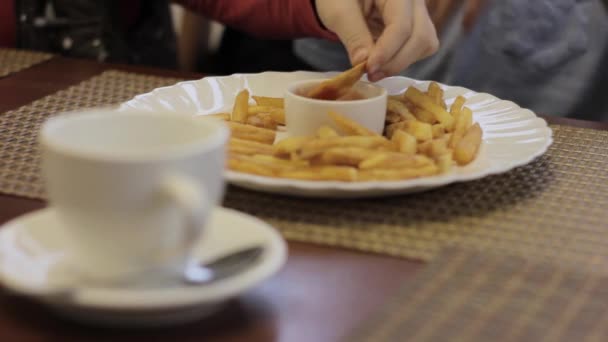 Immergere la frittura francese in una piccola tazza di ketchup — Video Stock