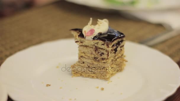 Una mujer comiendo un hermoso y apetitoso pastel en el café. tomar un pedazo de pastel con un tenedor — Vídeo de stock