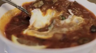 Stir bir kaşık çorba, çorba, limon ve zeytin