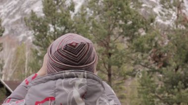 genç kadın turist resimleri dağ ve çam ağaçları alır onun smartphone