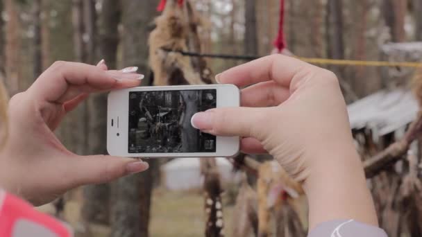 Ung kvinnlig turist tar bilder gamla etniska village på sin smartphone — Stockvideo