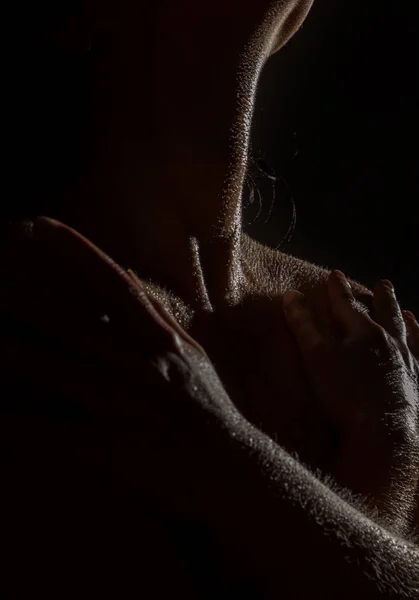 Сексуальная обнаженная женская шея и плечи с капельками воды на черном фоне — стоковое фото