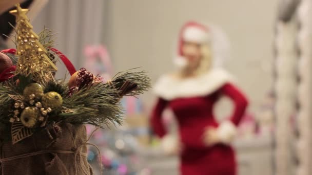 Blonde kerst meisje poseren voor een foto. sexy vrouw verkleed als Santa staande voor camera — Stockvideo