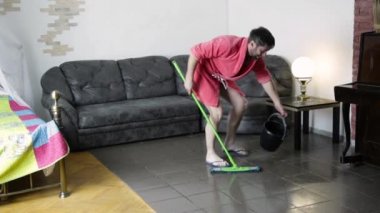pembe bir bornoz komik sakallı adam kiremitli kat yıkar