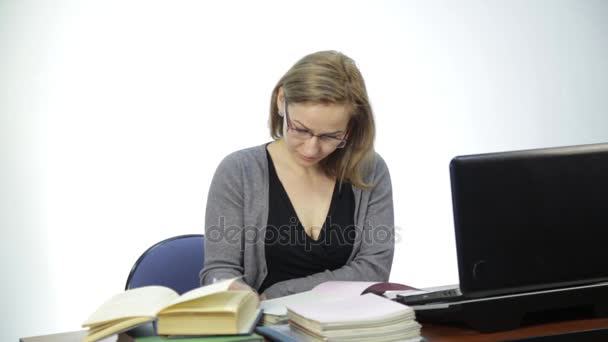 Женщина-учитель проверяет домашнее задание в классе перед ноутбуком — стоковое видео
