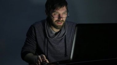 kötü adamın üstünde laptop çalışma bardaklarda görerek ve sevinirler başlar