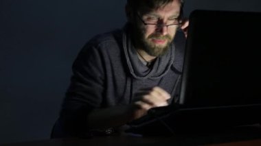 sakallı adam üstünde laptop çalışma boşa çıkarmak ve sevinirler başlar