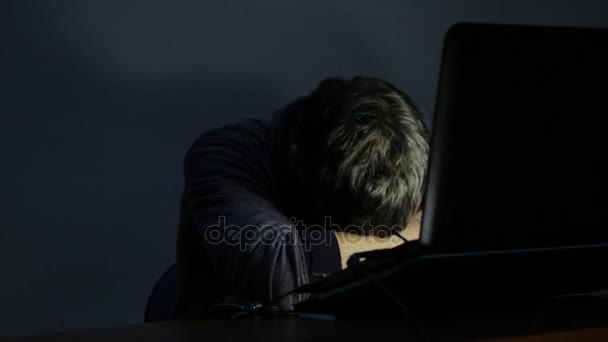 Homem barbudo acorda na frente do laptop e começa a se alegrar — Vídeo de Stock