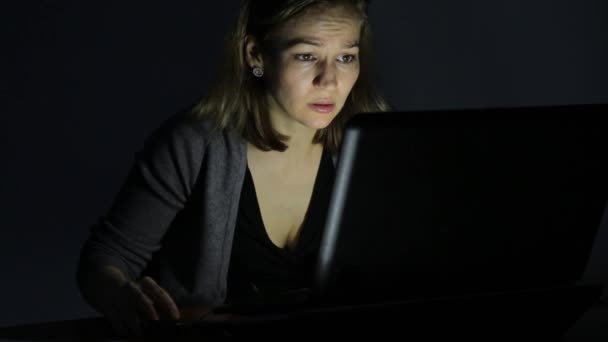 Karanlık odada dizüstü bilgisayarda çalışan sinirli çalışkan kadın — Stok video