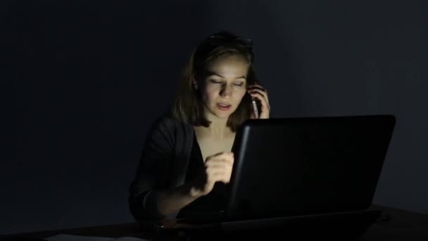 Mujer trabajadora jura en un teléfono con un cliente duro o atención al cliente — Vídeos de Stock