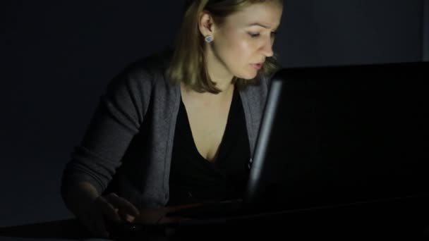 Hårt arbetande kvinna svär på en telefon med ett hårt klient eller kund stöd — Stockvideo