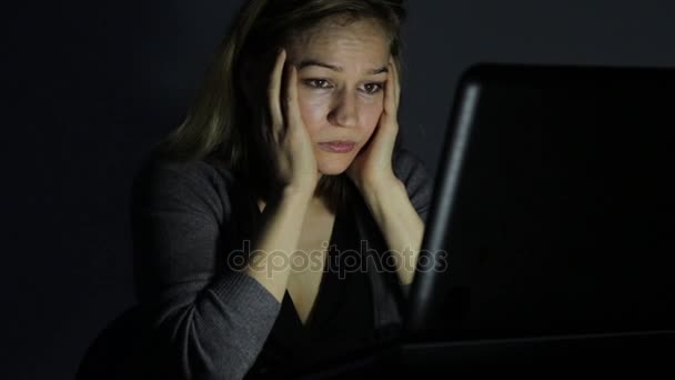 Frustrierte fleißige Frau arbeitet im dunklen Raum am Laptop — Stockvideo