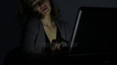 çalışan kadın laptop önünde uyanır ve sevinirler başlar