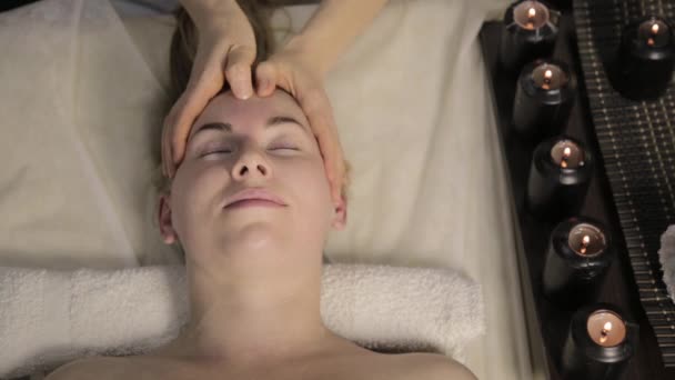 Schöne Frau bekommt Gesichtsmassage im Wellnessbereich. Gesichtspflege im Schönheitssalon. — Stockvideo