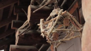 evin girişinde ahşap rüzgar ahenge