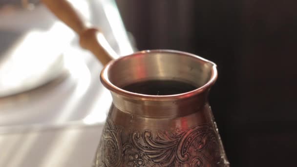 Изготовление традиционного турецкого кофе из винтажной бронзы — стоковое видео