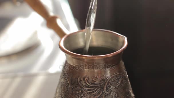 Herstellung von traditionellem türkischen Kaffee in Vintage Bronze — Stockvideo