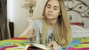 genç kadın evde öğrenme. Pijama yazıt Paris ile kız