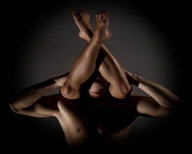 Karanlık bir odada acroyoga egzersizleri yapıyor genç spor Çift