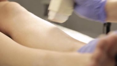 Şevval Özçelik Güzellik kadın istemciye balmumu Depilasyon yapıyor
