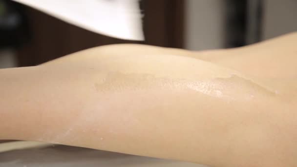 Kosmetička dělá voskové depilace bavlněné proužky pro klientku — Stock video