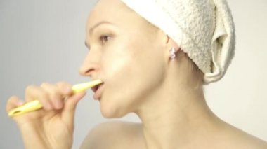 Dişlerini fırçalama ve dans bir kafa havluya olan güzel kadın