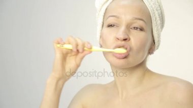 Dişlerini fırçalama ve dans bir kafa havluya olan güzel kadın