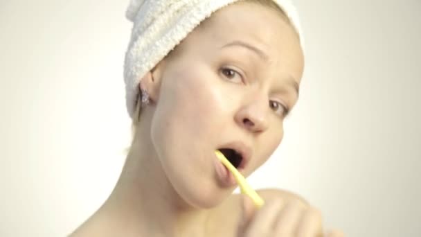 年轻美丽的妇女用毛巾在头上刷牙和跳舞 — 图库视频影像