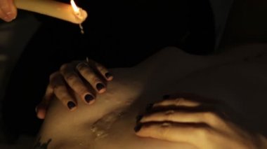 bir mum balmumu çıplak bir vücut üzerine damlar. kaç intimal bir an içinde