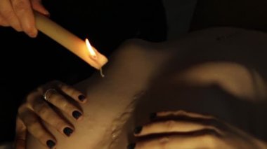 bir mum balmumu çıplak bir vücut üzerine damlar. kaç intimal bir an içinde