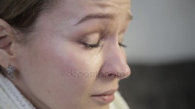 keder kadın kahverengi gözlü ağlıyor, sevilen bir kaybı